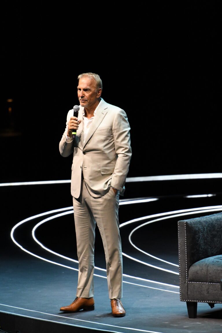 Kevin Costner impacta en “México Siglo XXI” ante diez mil becarios
