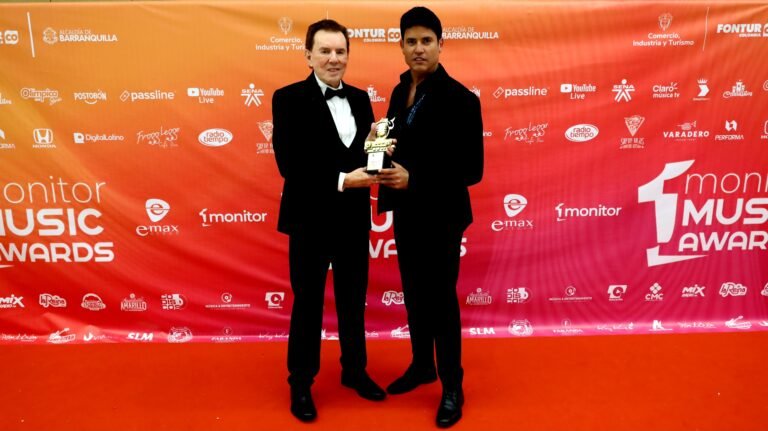 Luis Alberto Fernández y el maestro Meme Solís reciben galardón de Monitor Latino