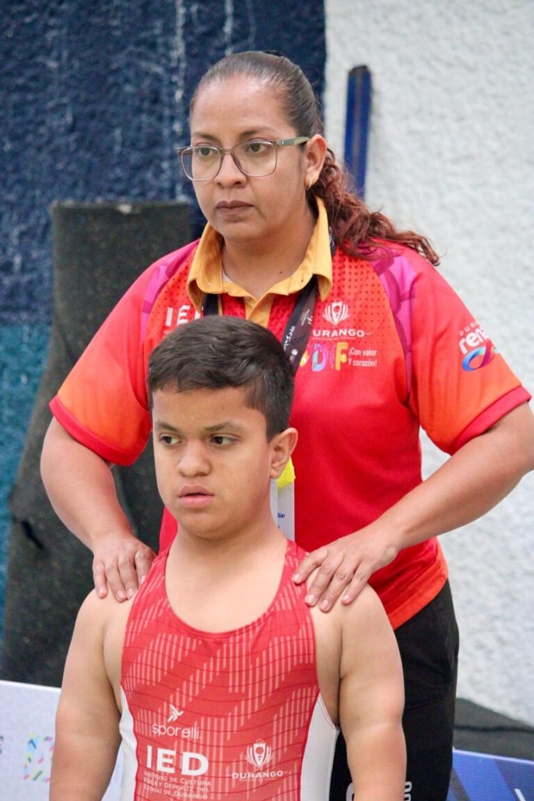 José Pablo cerca de las medallas