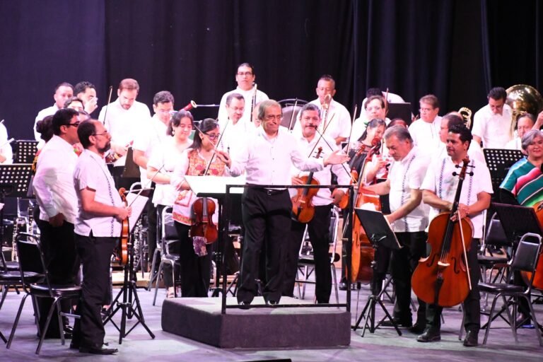 La OSUJED celebra el mes patrio en gran noche de concierto