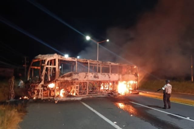 Bloqueos y violencia en Zacatecas generan alerta en Durango