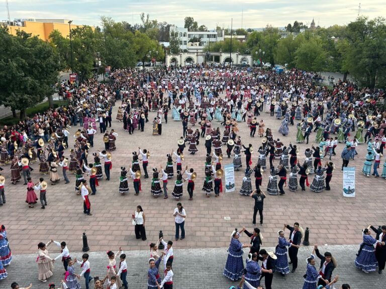 802 parejas duranguenses bailan “El Revolcadero Monumental 2025”