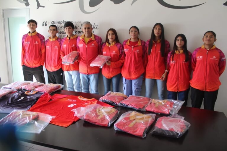 Reciben indumentaria