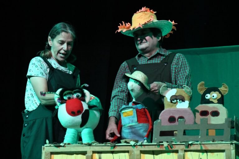 Teatro Demediado hace reír con el montaje “La Vaca que se creía mariposa”