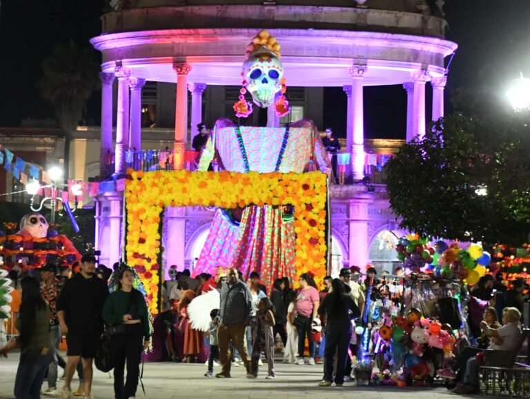 Inauguran la Ofrenda Monumental de Día de Muertos