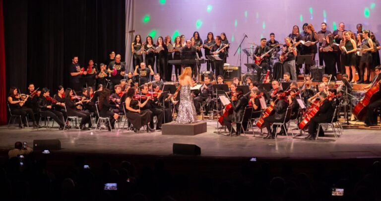 La Orquesta Sinfónica Cesaretti ofreció el concierto “Rock Disco Pop” en el Teatro Ricardo Castro
