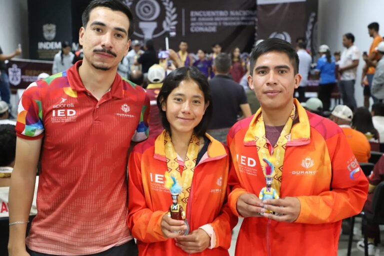 Dos platas en el cierre