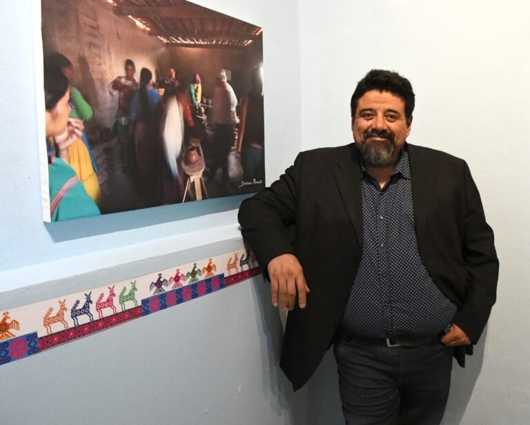 Didier Bracho muestra una década de fotografía capturando la esencia Wixárika
