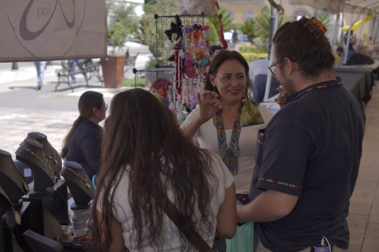 Visita la Expo Venta Artesanal en la Plaza Fundadores