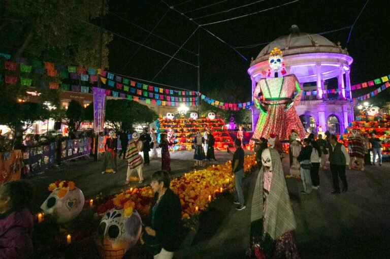 No dejes de visitar la Catrina Monumental en la Plaza de Armas