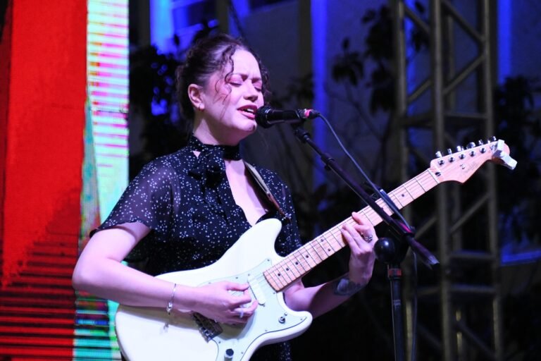 Mina & El Tigre cautiva en el Festival Revueltas 2025