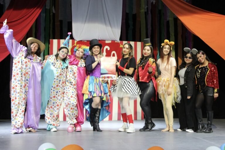 “El Gran Circo Mundial de las Emociones” de Las Crayolitas Dramáticas, trajo color y humor al Festival Revueltas 2025