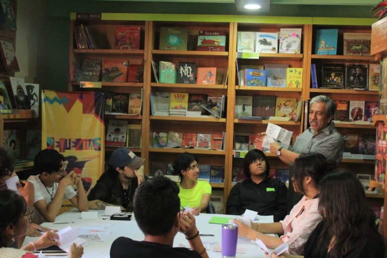 Jóvenes participan en el Taller Experimental de Fanzine de César Cervantes