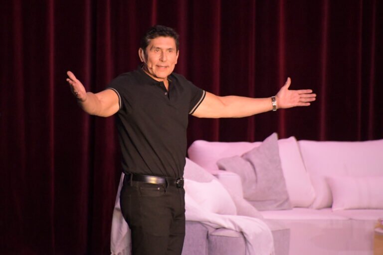 César Lozano entrega la charla transformadora “No te enganches #TodoPasa”