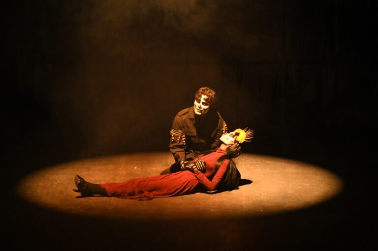 «Colgaron los tenis” en la obra “¡Vámonos Juntos!… Derechito Pa´l Panteón”