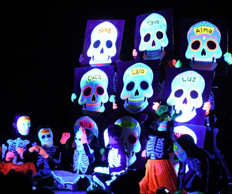 La huesuda les jala las patas en “Calaqueando 2025”