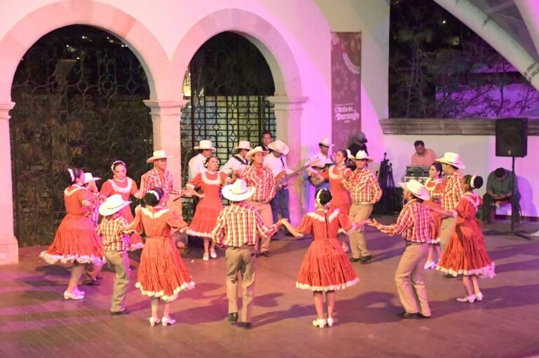 La Tradicional Callejoneada de puente trajo a los grupos Renacer, Cuicacalli, Calupoh y Victoria de Durango