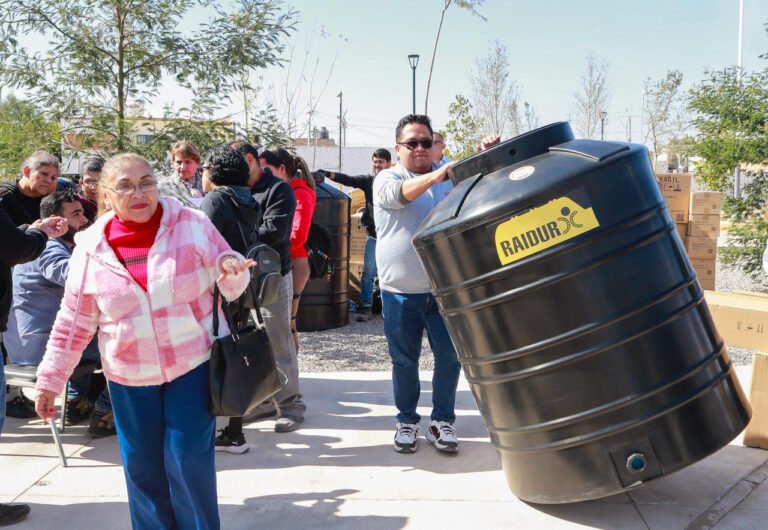 Toño Ochoa impulsa hogares dignos; entrega calentadores y tinacos para cuidar la economía familiar