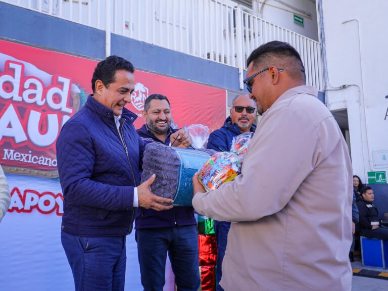 Toño Ochoa reconoce el esfuerzo y corazón del personal de AMD; entrega canastas navideñas