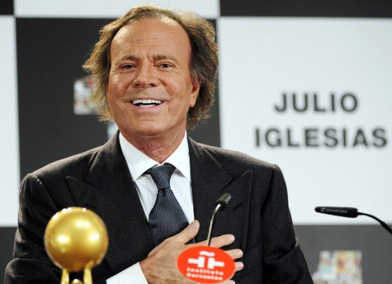 La imagen de “latin lover” de Julio Iglesias empañada por acusaciones de agresión sexual