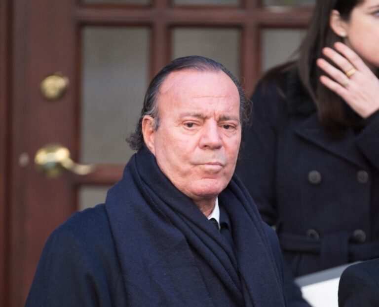 Julio Iglesias prepara su defensa ante acusaciones de abuso sexual