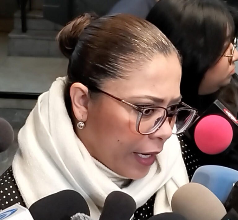 Adultos mayores enfrentan trato indigno en trámites bancarios