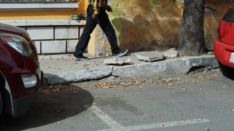 Banquetas del Centro Histórico, un riesgo para peatones