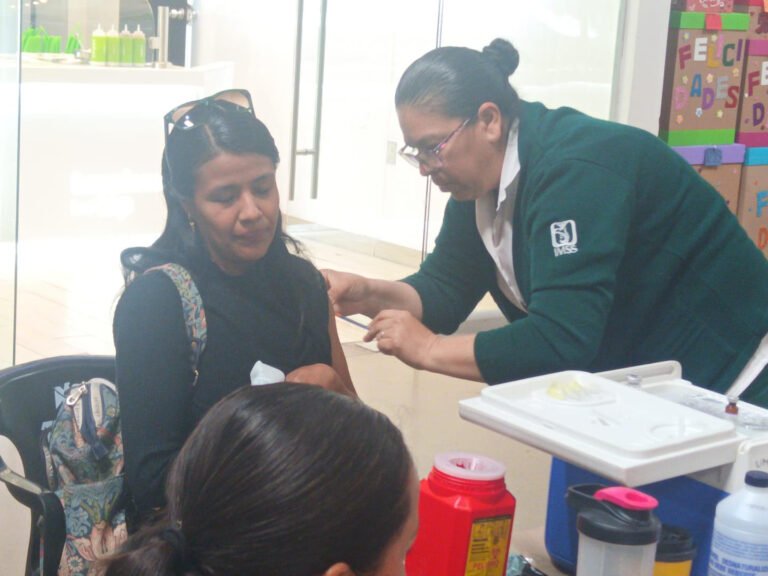 Ciudadanos se quejan por demoras en módulos de vacunación