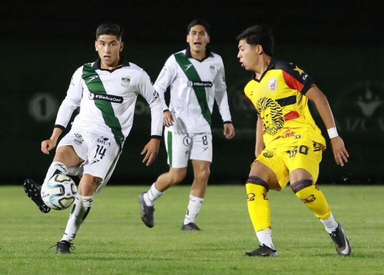 Les cortan la melena