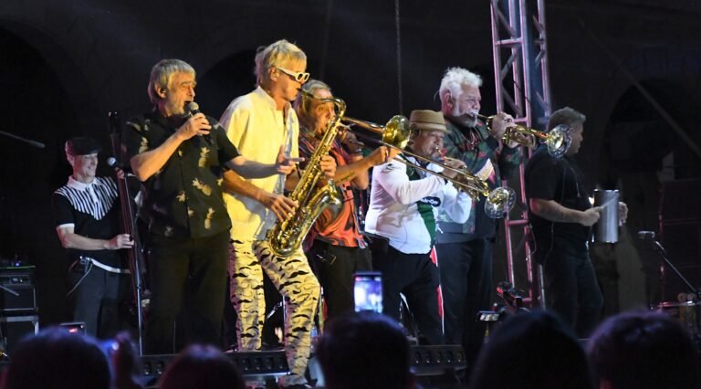 ¡Viva la decadencia! Los Auténticos Decadentes inauguraron con éxito el Festival Ricardo Castro 2026