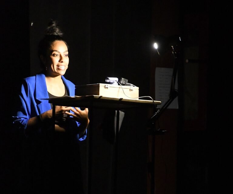 Melissa Zaragoza entregó el monólogo “Mis XV para papá: ¿Puede un fantasma tener mi voz?” en el Día Mundial del Teatro 2026