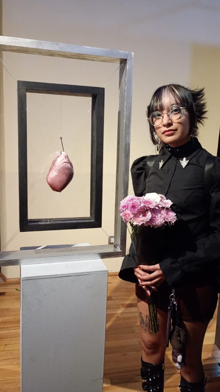 Expone Nahomi M.Cervantes escultura con corazón