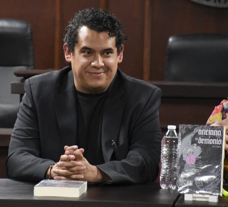 J.ICiska presentó su libro “La Anciana y el Demonio” en la UVA Durango
