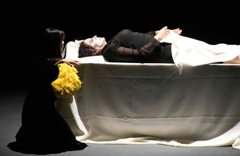 Reflexión y memoria en la obra “A dónde van los muertos”