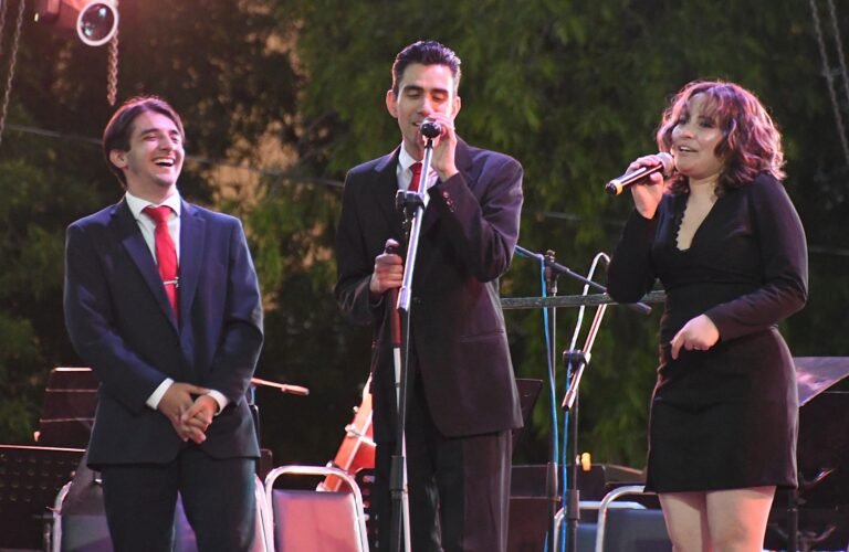 Emmanuel Meraz interpreta a Joan Sebastian en concierto inclusivo