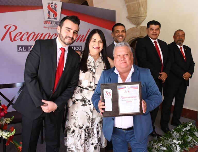 Reconocen labor del guía turístico y docente Carlos Cázares Ramírez por 30 años de servicio