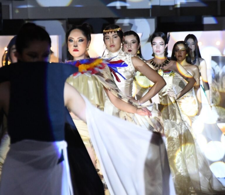 Alumnos de la Carrera en Diseño y Mercadotecnia de Modas de la UAD exhiben pasarela de “Mythos”