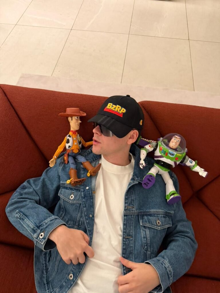 Bizarrap da voz a Santa de Jardín en el doblaje en español para “Toy Story 5”