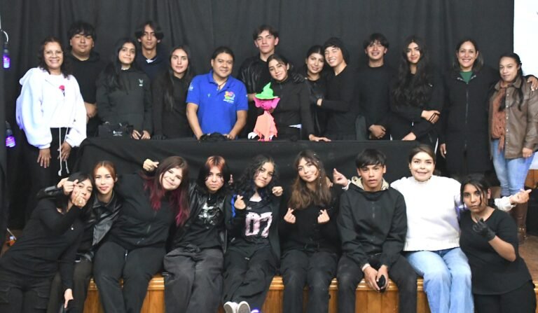 Concluyen con éxito el taller de Teatro Negro “Imaginarios Luminosos” en El Salto, Dgo.