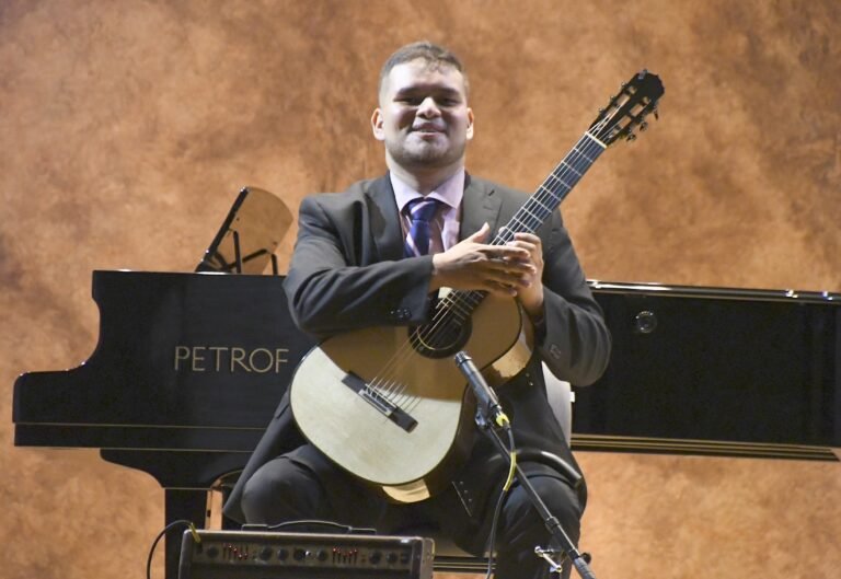 Manuel Alejandro Zúñiga Amador entrega recital de guitarra inspirado en Joaquín Rodrigo