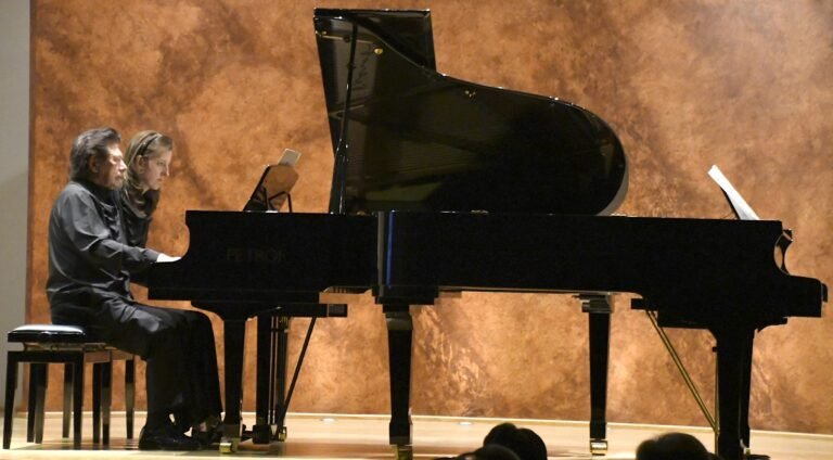 Dúo Petrof demuestra su virtuosismo escénico en concierto