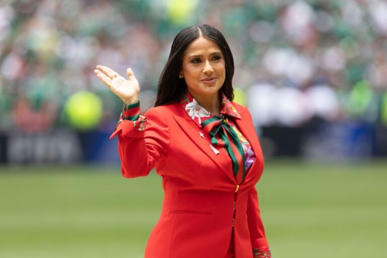 Salma Hayek se convierte en Embajadora Oficial de la FIFA