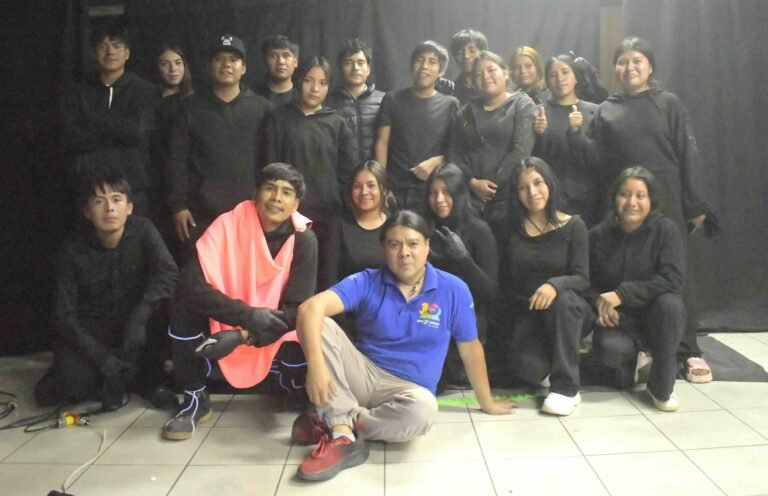 Alumnos de la Universidad Tecnológica del Mezquital exploran la magia del teatro negro en el taller “Imaginarios Luminosos”