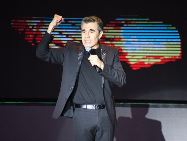 Adrián Uribe trajo noche de risas y baile son su show “50 y pico”