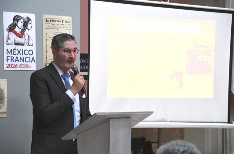Héctor Farhid Martínez Flores expone la conferencia magistral “La Presencia Francesa en Durango”