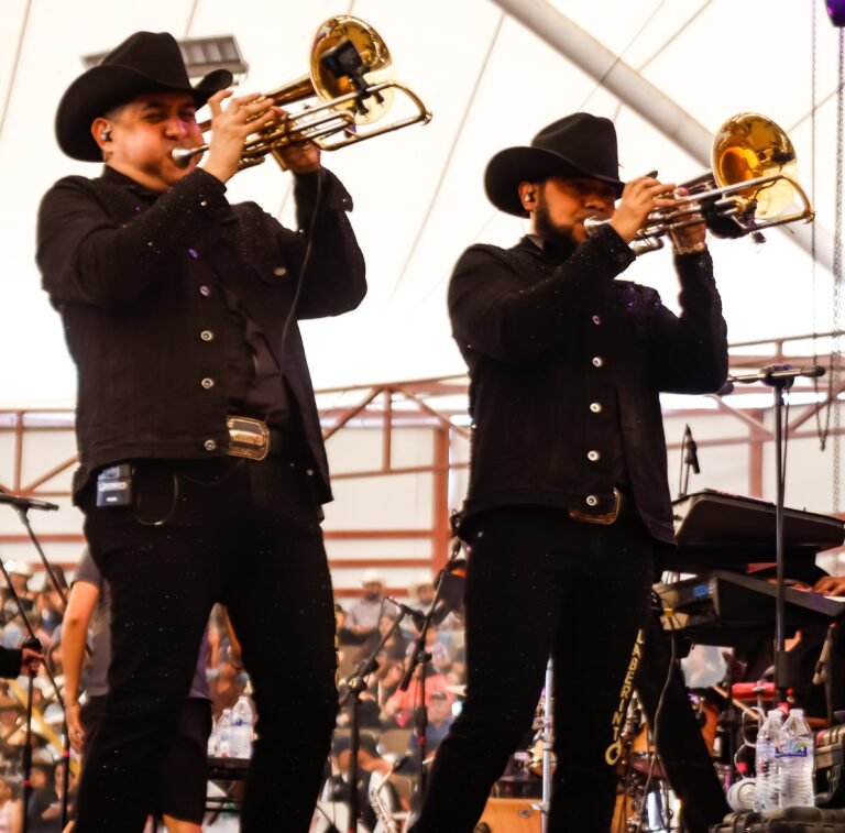 Grupo Laberinto arrasa en la Cabalgata Histórica de la Feria Nacional Villista 2026