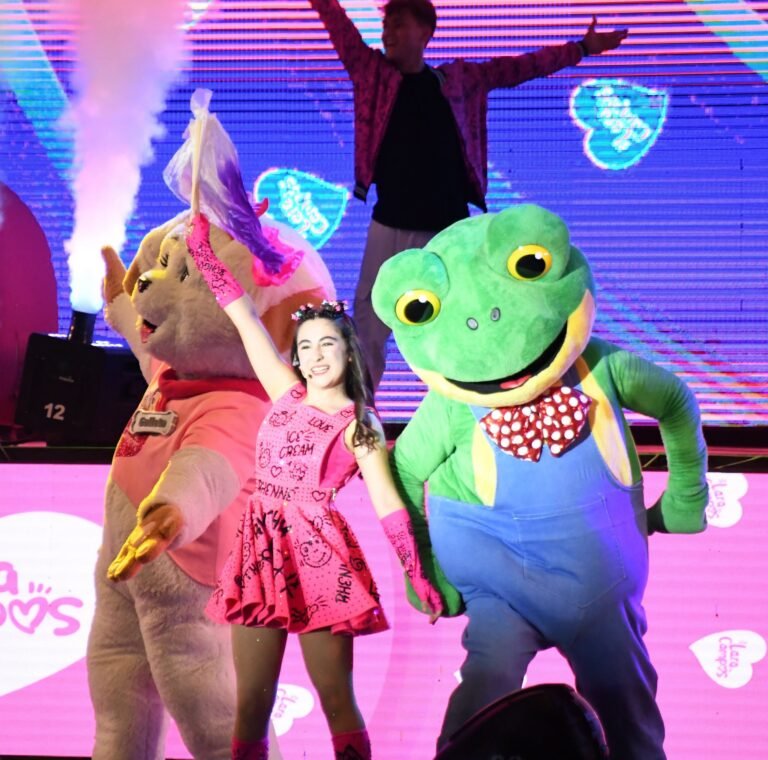 Miles de suertudos en Durango bailaron y cantaron con Lara Campos