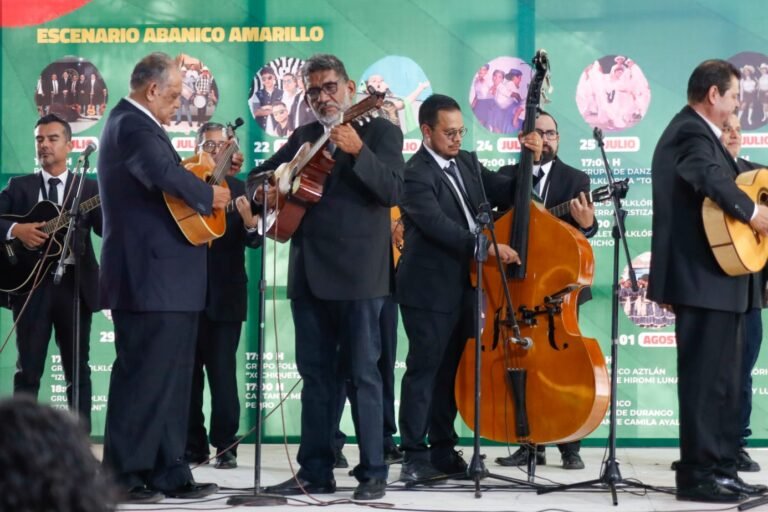 La Rondalla de Ex Alumnos de la FECA llena de tradición la Feria Cultural