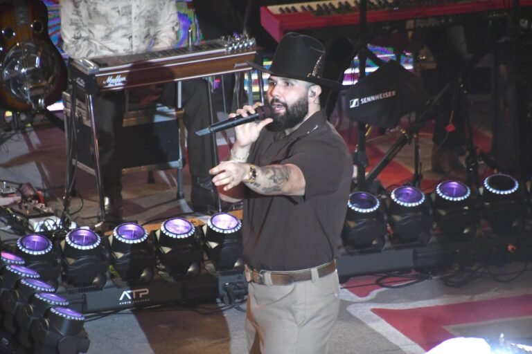Carín León se consolida como el “Terapeuta musical” en una noche de éxitos en Durango