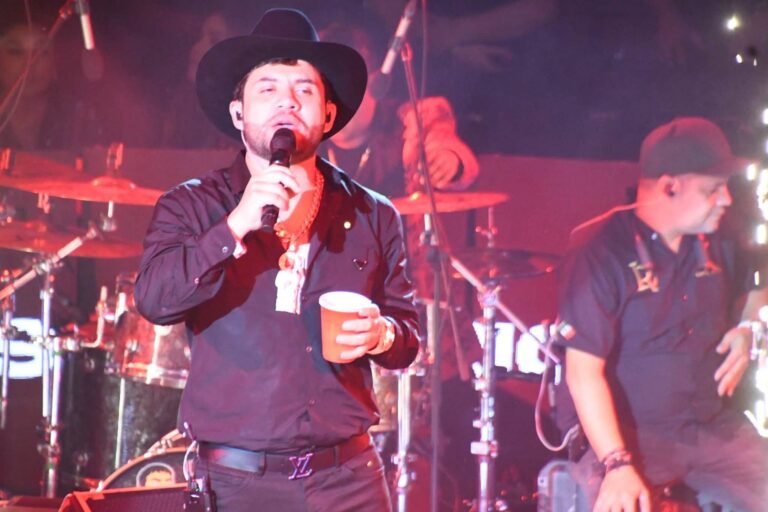 Luis R.Conriquez conquista Durango con su poder bélico